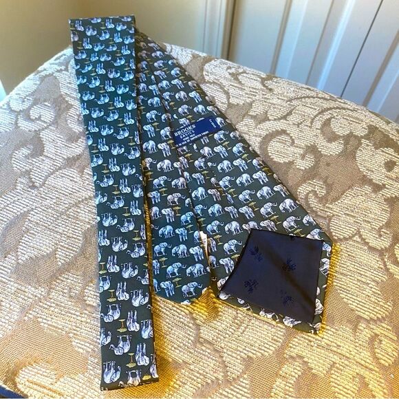 Brooks Brothers Basics Pure Silk Tie Elephant Tie Novelty Animal Olive Green - Picture 3 of 4